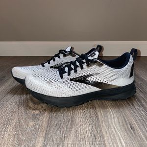 BROOKS revel 4. Size 7 LIKE NEW